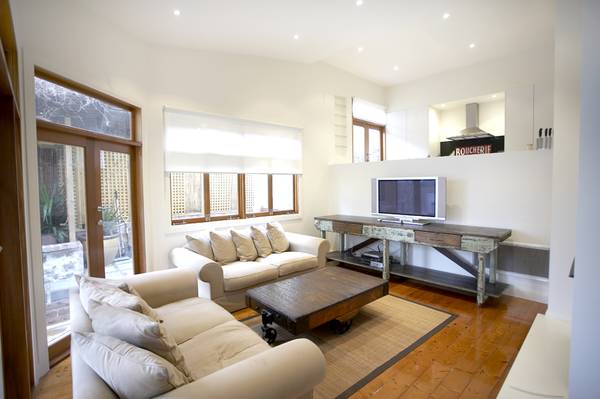 RENOVATED & EXTENDED FAMILY HOME! Picture 1