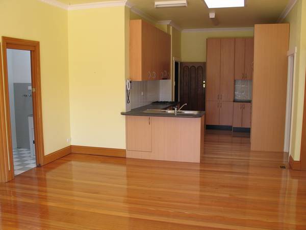 EXCELLENT FAMILY RESIDENCE CLOSE, TRANSPORT, SHOPS, PARK Picture 3
