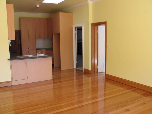 EXCELLENT FAMILY RESIDENCE CLOSE, TRANSPORT, SHOPS, PARK Picture 2