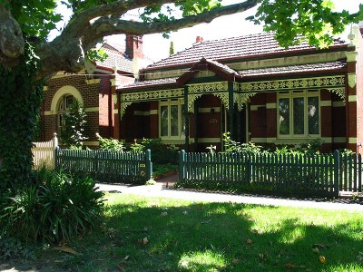 TREE LINED STREET, BEACH, PARK, CAFES ALL AT YOUR DOORSTEP Picture