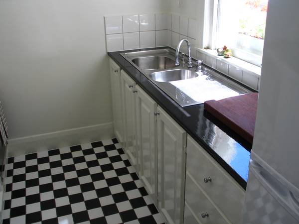 A LITTLE BIT OF PARIS Picture 2