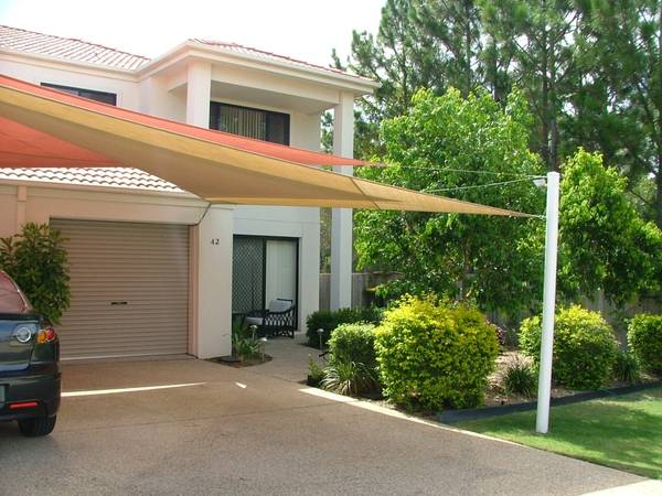 Roomy Townhouse in sought after complex. Picture 1