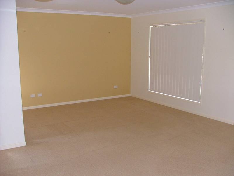 4 Bedroom Family Home only 3 mins walk to Schools shops and transport Picture 2