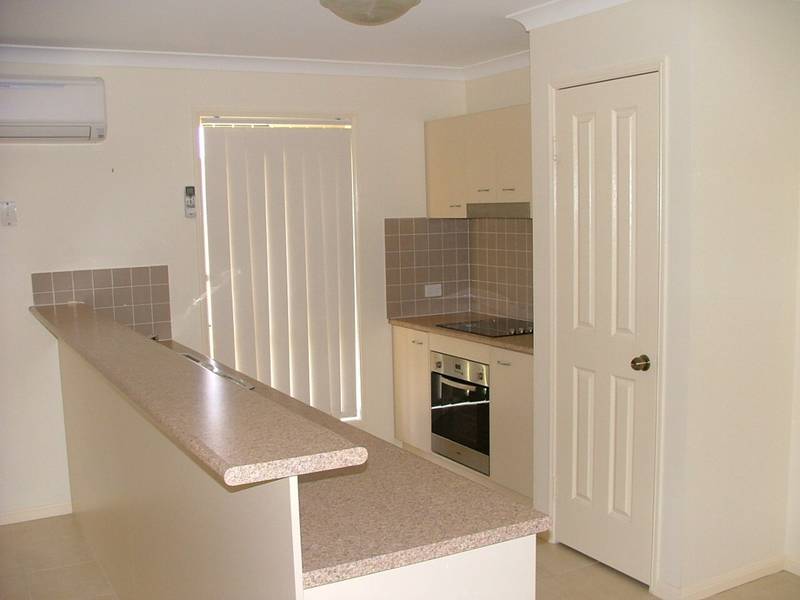 4 Bedroom Family Home only 3 mins walk to Schools shops and transport Picture 3