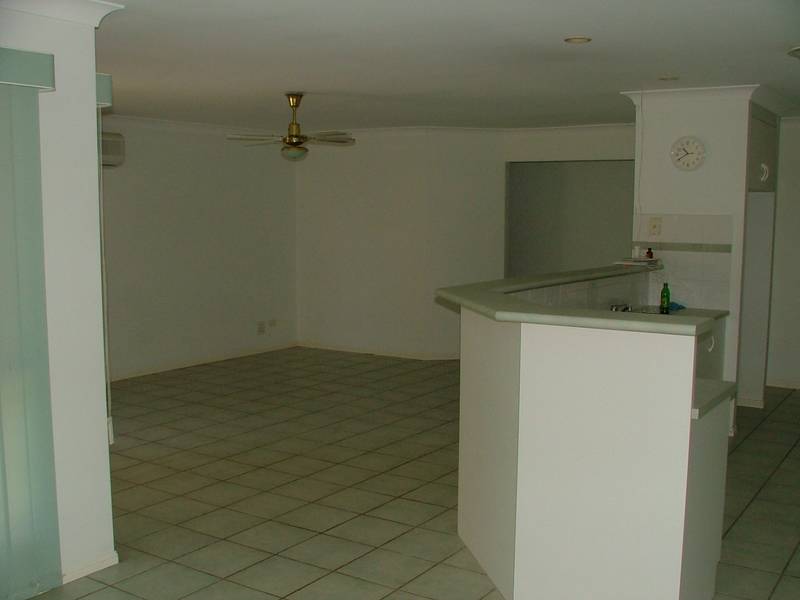 Spacious 4 bedroom home in quiet street - UNDER APPLICATION Picture 3