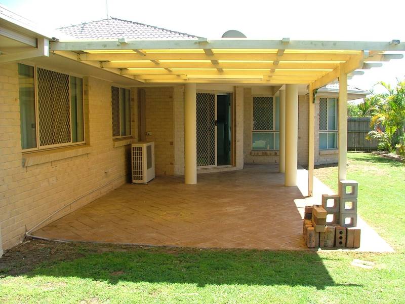 Spacious 4 bedroom home in quiet street - UNDER APPLICATION Picture 2