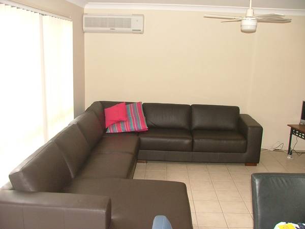 Vacant Townhouse - Owner Keen to Sell!! - OPEN FOR INSPECTION - SAT 10.00 - 10.30AM Picture 3