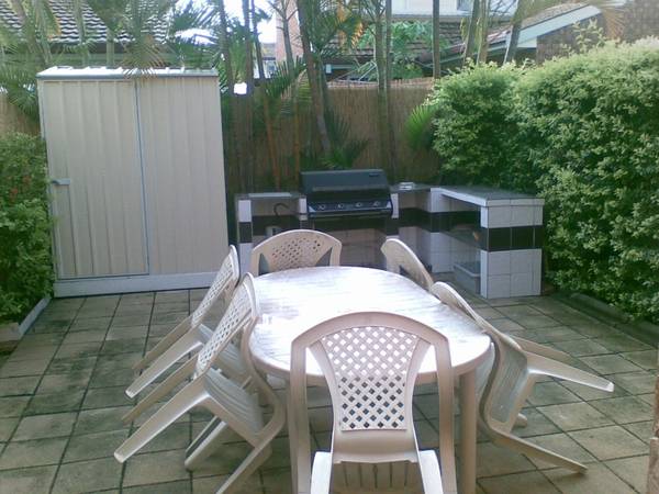 Fabulous Townhouse in Logan Central - OWNER WANTS IT SOLD Picture 3