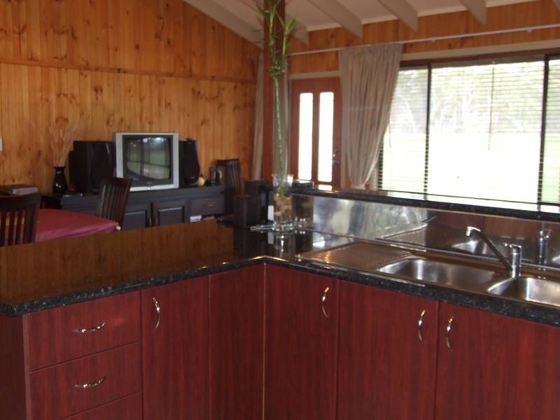 Attractive Bush Cottage - 58 Acres Picture 2