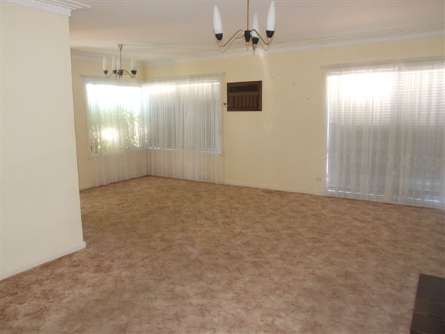 Excellent Position With Lake Views Picture 3