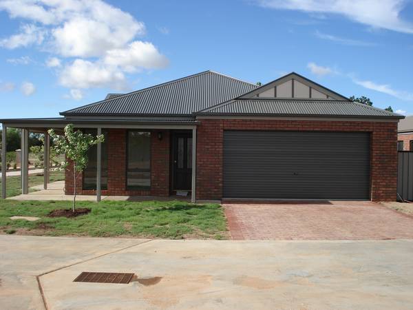 IDA PLACE TOWNHOUSES - READY TO MOVE IN Picture 3