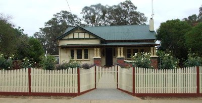 Classic Californian Bungalow Opposite Goulburn River Picture