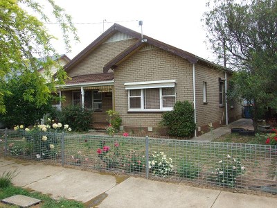 Cute Cottage In Central Location Picture