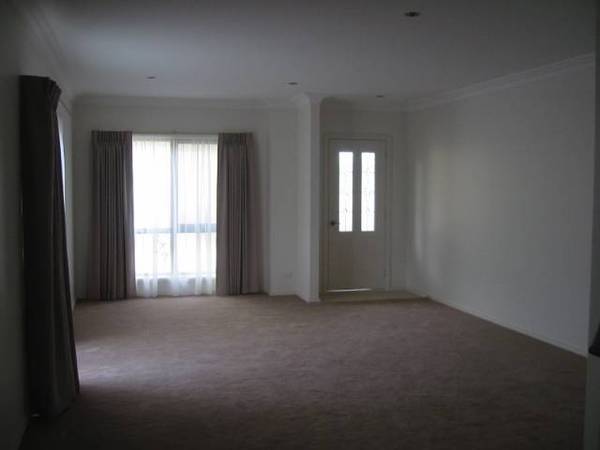 LUXURY 2-BEDROOM TOWNHOUSE!!! Picture 2