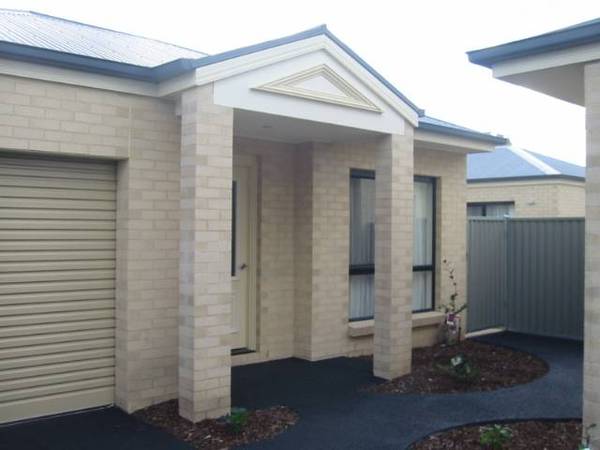 LUXURY 2-BEDROOM TOWNHOUSE!!! Picture 1