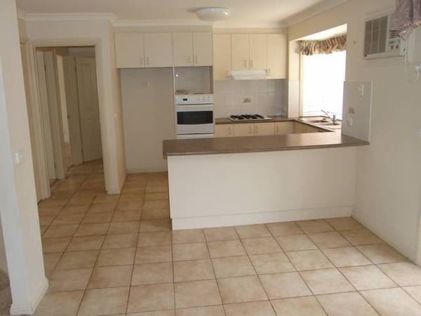 2 Bedroom Townhouse With Lake Views Picture 2