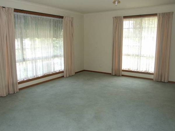 NEAT & TIDY!!! Picture 3