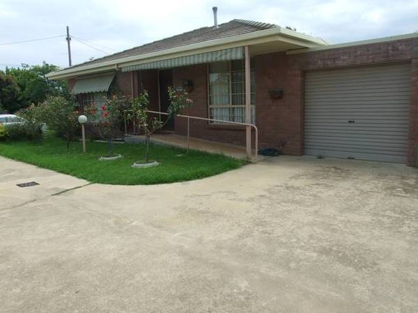 NEAT & TIDY!!! Picture 1