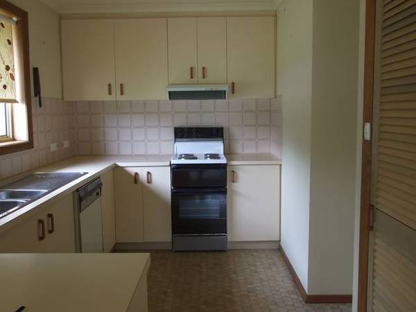 NEAT & TIDY!!! Picture 2