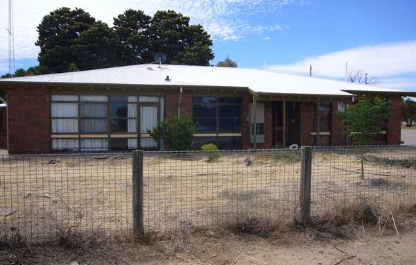 Old Mount Bryan Primary School - Great reno project on 3.3 acres Picture 1