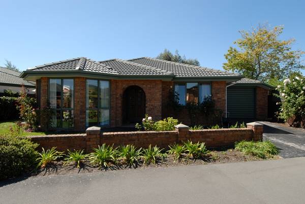 Over 30's Townhouse REDUCED TO SELL! Picture 1