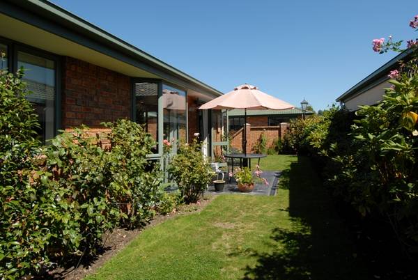 Over 30's Townhouse REDUCED TO SELL! Picture 3