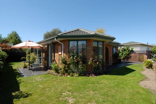 Over 30's Townhouse REDUCED TO SELL! Picture 2