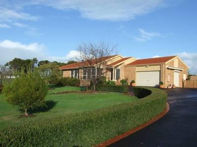 Immaculately Presented On 2.5 Acres Picture