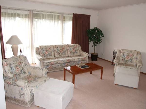 Immaculately Presented On 2.5 Acres Picture 3