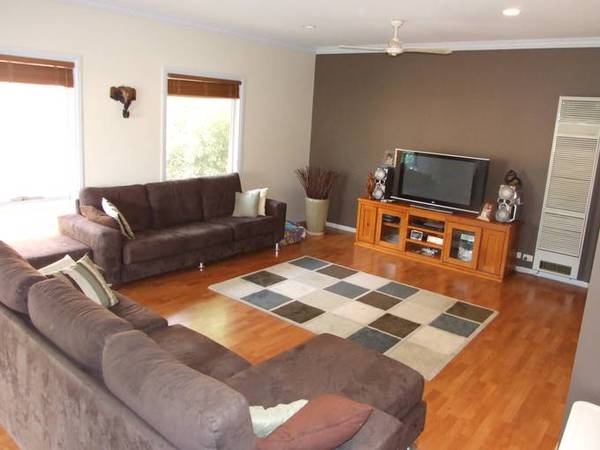 HOME SWEET HOME ONLY 100 METRES FROM THE SHOPS Picture