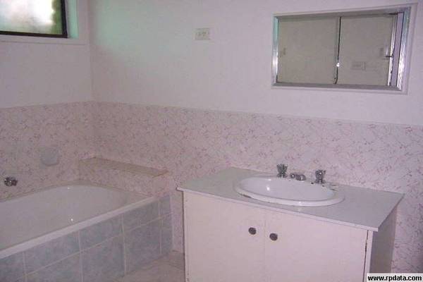 Walk to Shops & Transport Picture 3