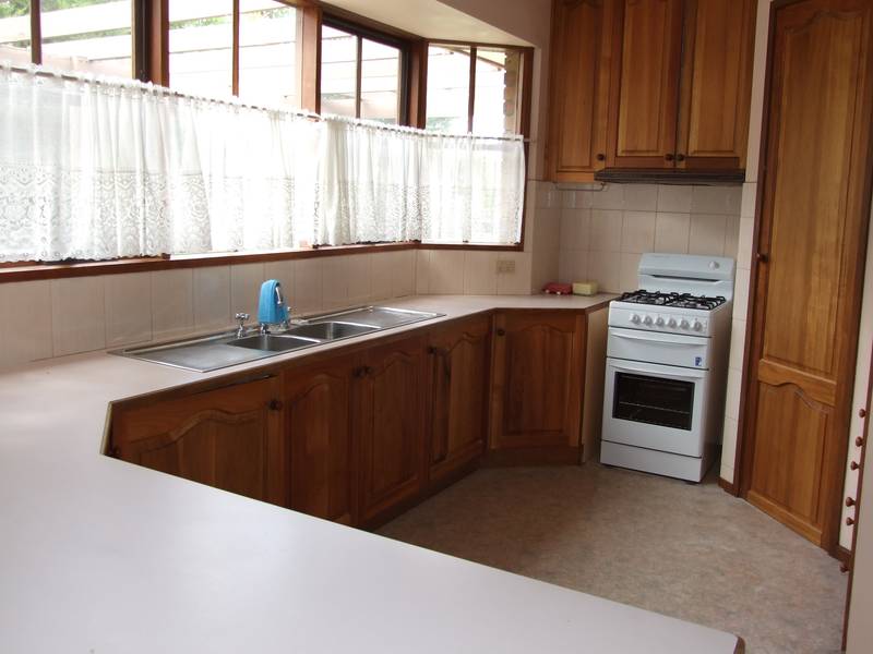 4bed plus study on 1.25 acres Picture 3