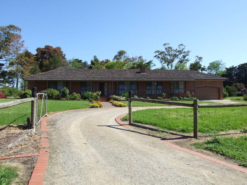 4bed plus study on 1.25 acres Picture 1