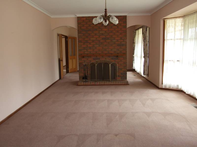 4bed plus study on 1.25 acres Picture 2