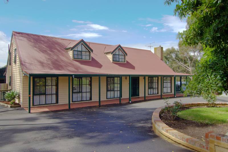 Character Family Residence On 1.25 Acres (approx) Picture 2