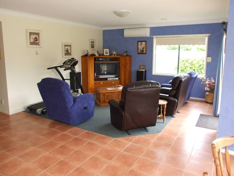 6 Bedrooms plus Study Picture 3