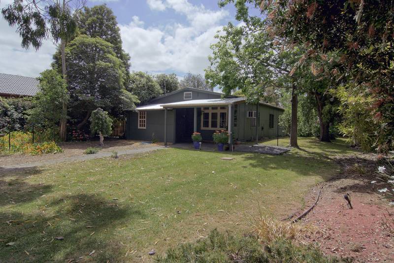 Cottage Charm On 1000sqm (approx.) Picture 1