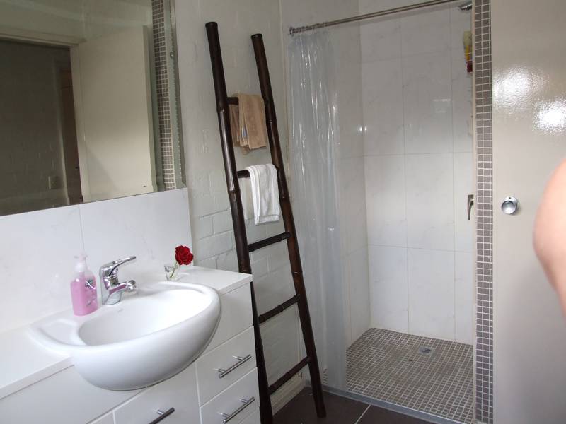 Cosy & Close To Town Picture 3