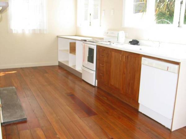 HANDY TO TOWN Picture 3