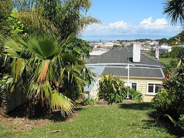 HANDY TO TOWN Picture 2