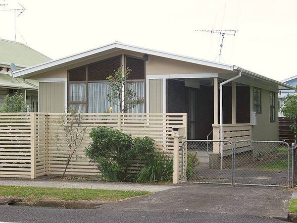 LITTLE CHARMER Picture 1