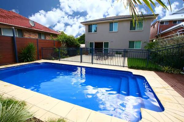 KNOCK KNOCK Picture 2