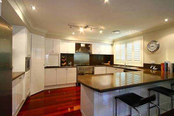 KNOCK KNOCK Picture 3