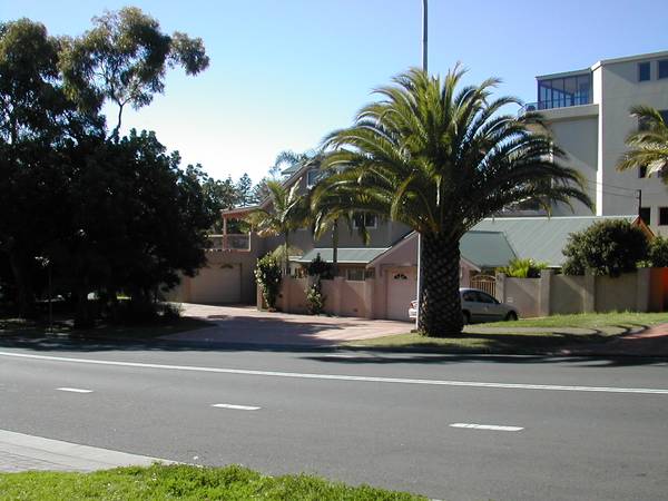 THE ULTIMATE BEACHFRONT POSITION Picture 1