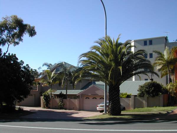 THE ULTIMATE BEACHFRONT POSITION Picture 2