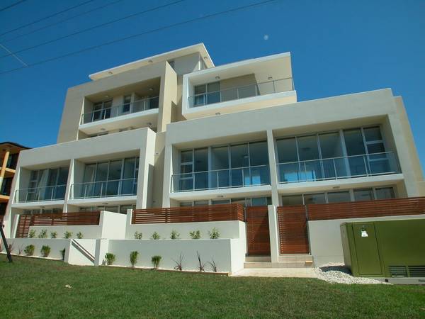 Near New 3 Bedroom Unit Picture 1