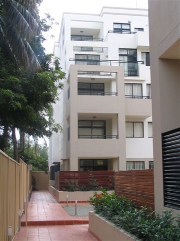 MODERN UNIT WITH OCEAN VIEWS! Picture 1