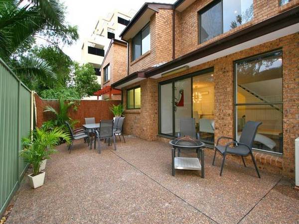 FULLY RENOVATED TOWNHOUSE Picture