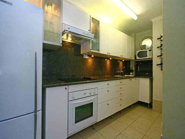 100m to North Beach!! Picture 2