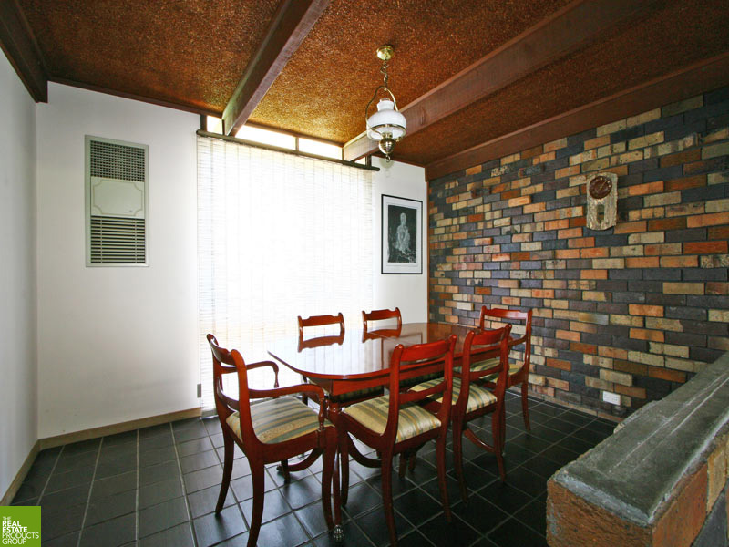 FAMILY HOME PLUS INCOME - WALKING DISTANCE TO UNI! Picture 3